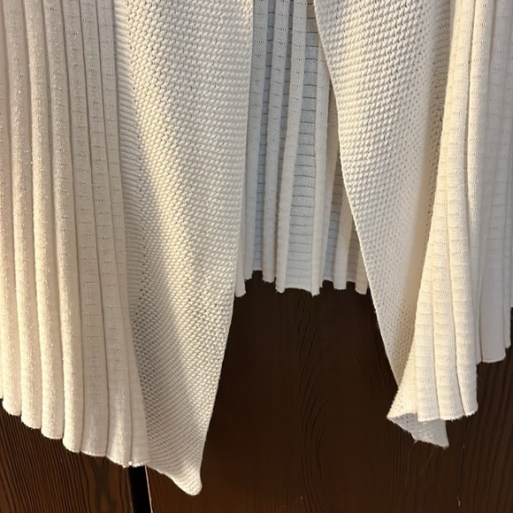 Belldini white sweater. Shorter in the back and longer in front. Size XL - Picture 4 of 7